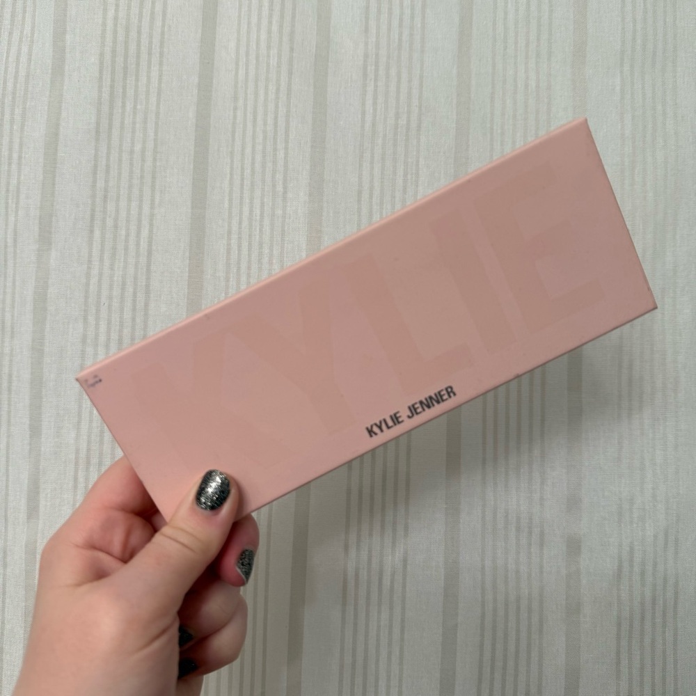 NEW‼️Kylie Cosmetics Ulta Limited Edition 2019 Holiday Pressed Eyeshadow Palette - Picture 2 of 8